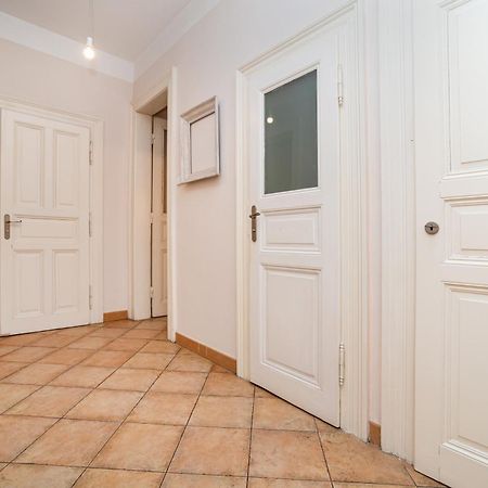 Large And Modern Apartment In The Heart Of Прага Екстериор снимка