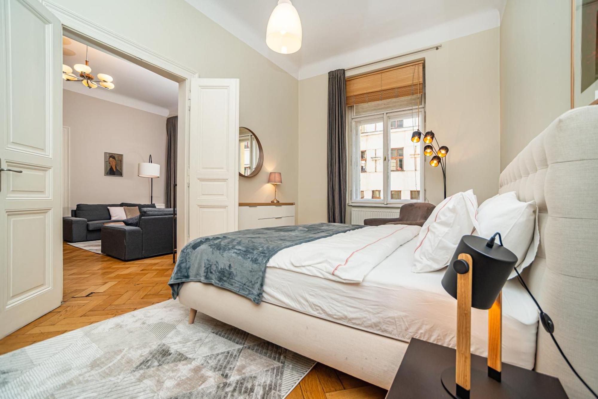 Large And Modern Apartment In The Heart Of Прага Екстериор снимка