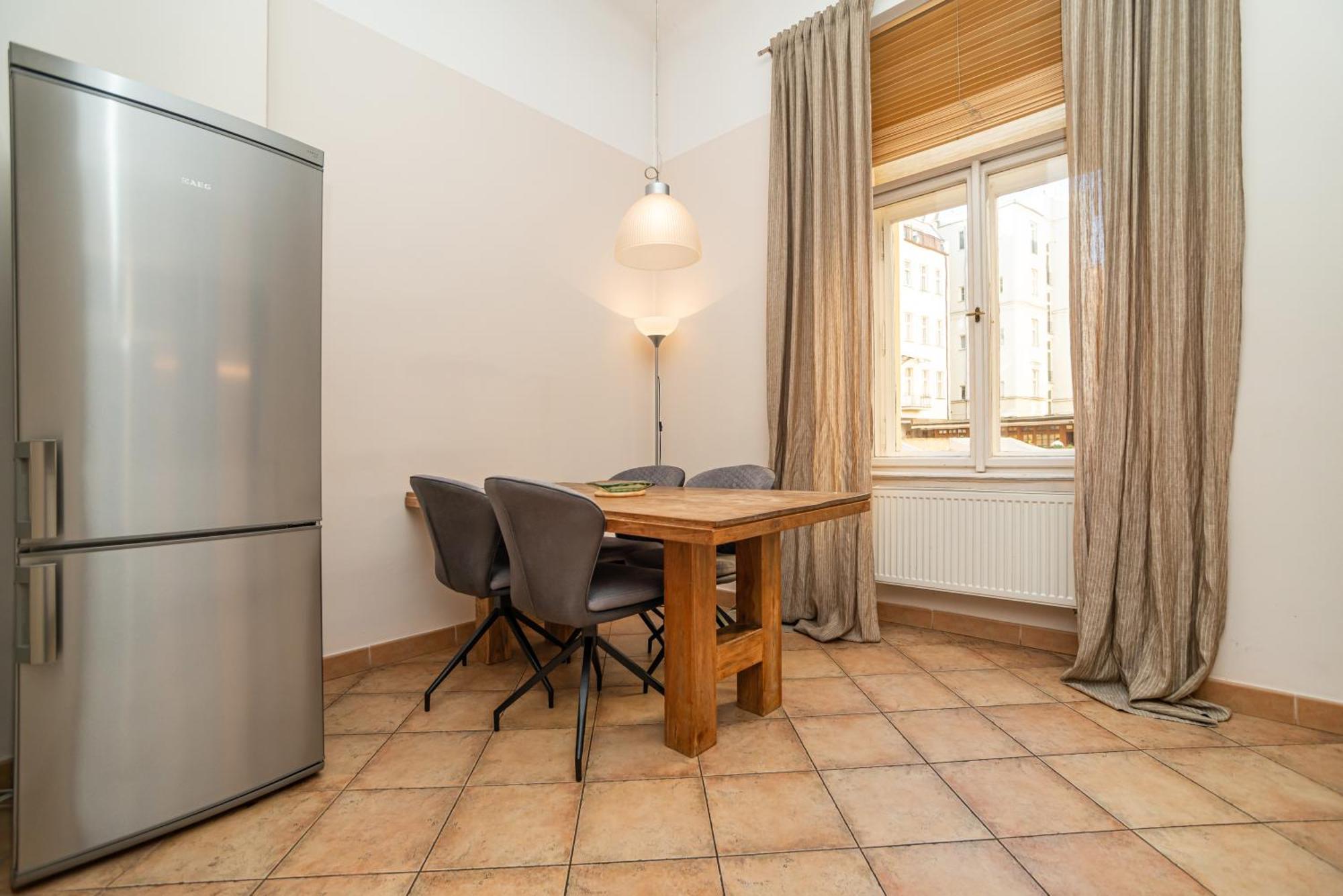 Large And Modern Apartment In The Heart Of Прага Екстериор снимка