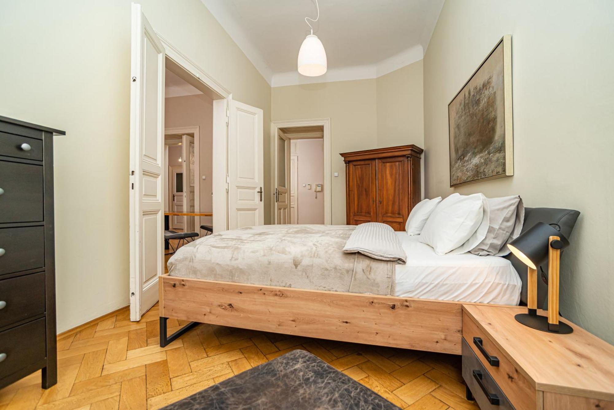 Large And Modern Apartment In The Heart Of Прага Екстериор снимка