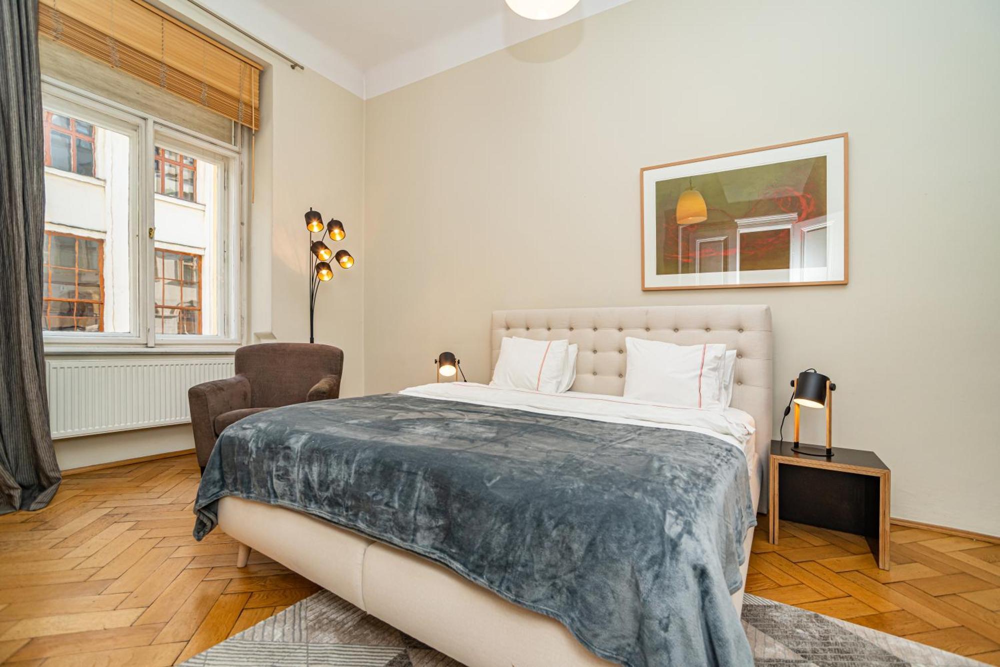 Large And Modern Apartment In The Heart Of Прага Екстериор снимка