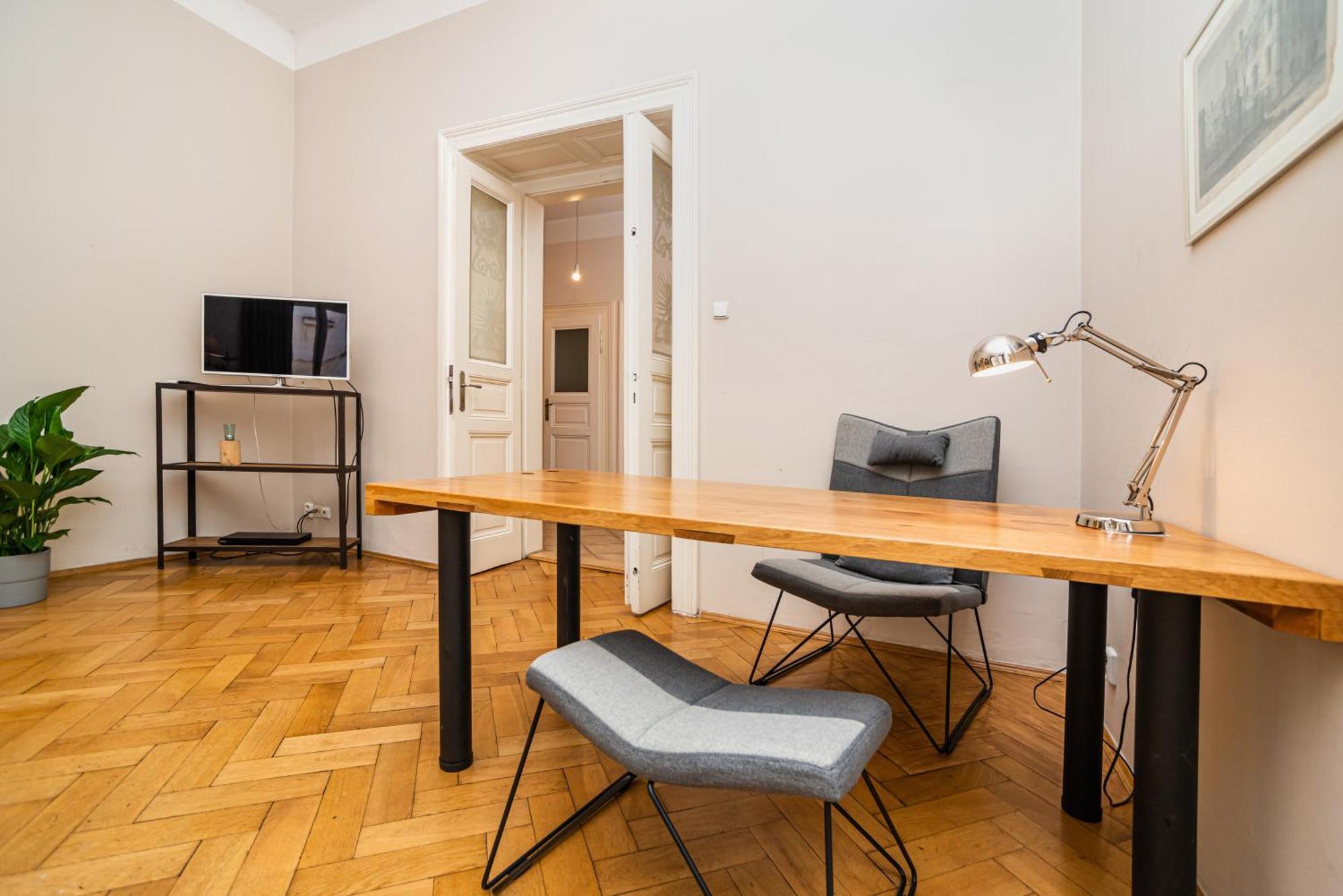 Large And Modern Apartment In The Heart Of Прага Екстериор снимка