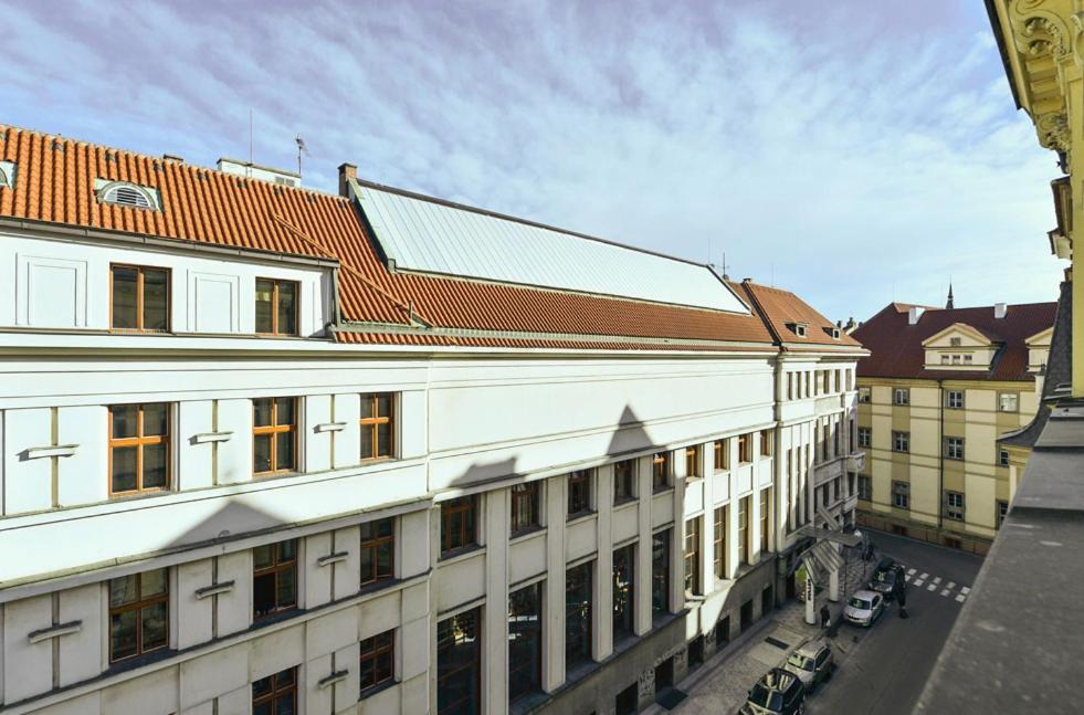 Large And Modern Apartment In The Heart Of Прага Екстериор снимка