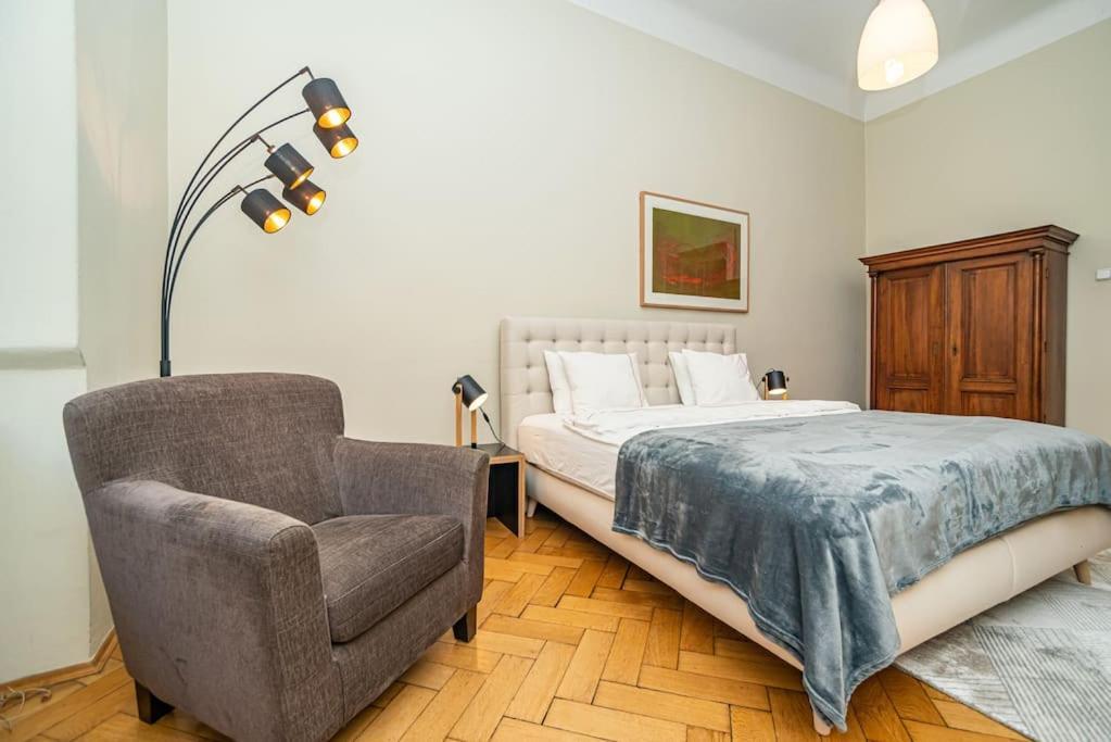 Large And Modern Apartment In The Heart Of Прага Екстериор снимка