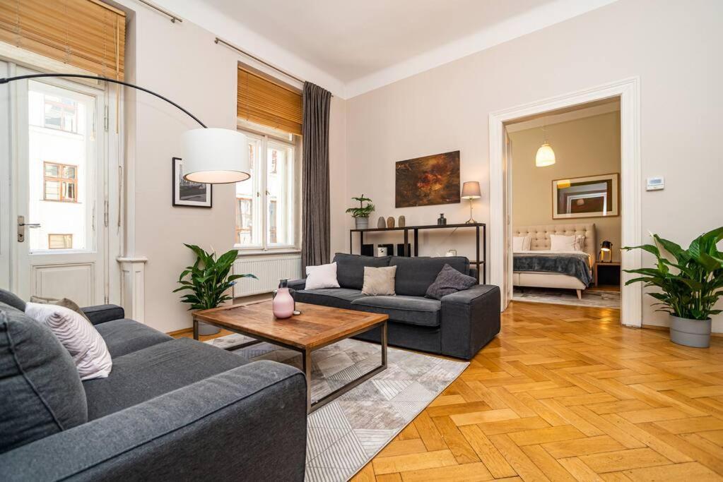 Large And Modern Apartment In The Heart Of Прага Екстериор снимка