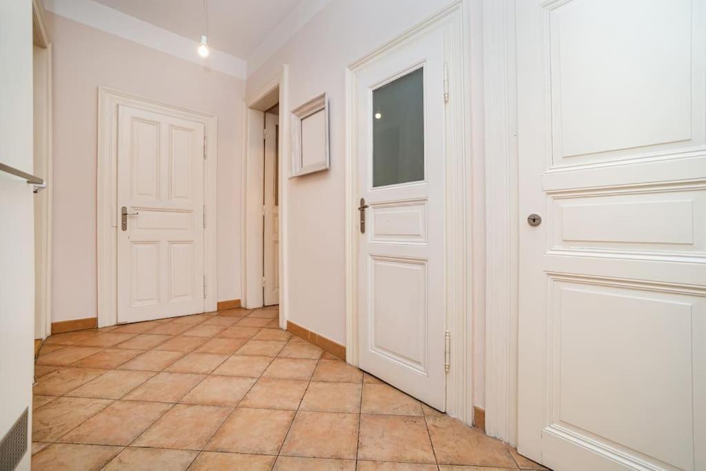 Large And Modern Apartment In The Heart Of Прага Екстериор снимка