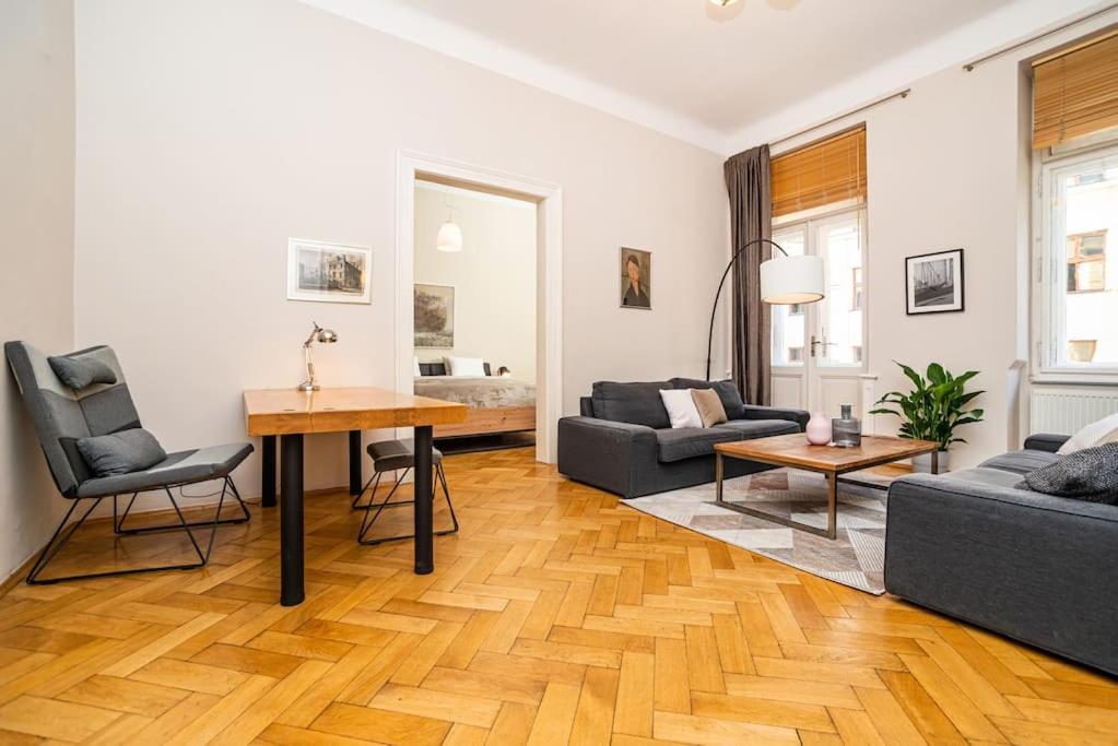 Large And Modern Apartment In The Heart Of Прага Екстериор снимка