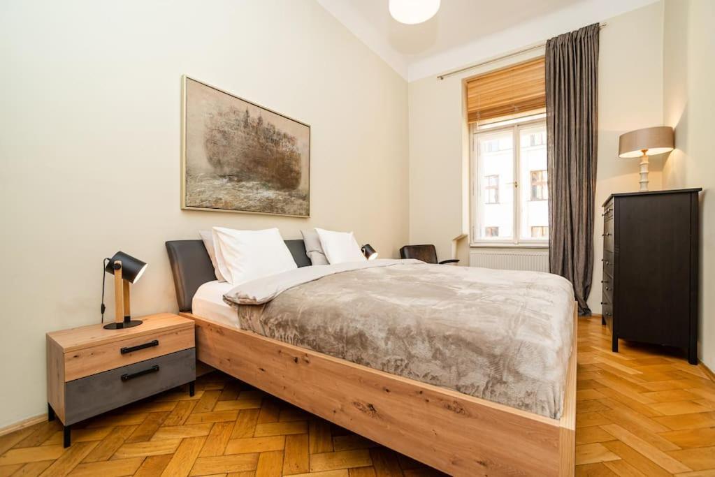 Large And Modern Apartment In The Heart Of Прага Екстериор снимка
