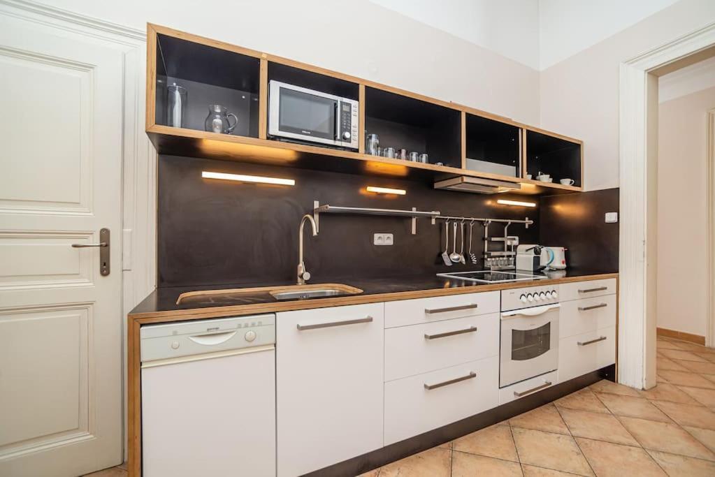 Large And Modern Apartment In The Heart Of Прага Екстериор снимка