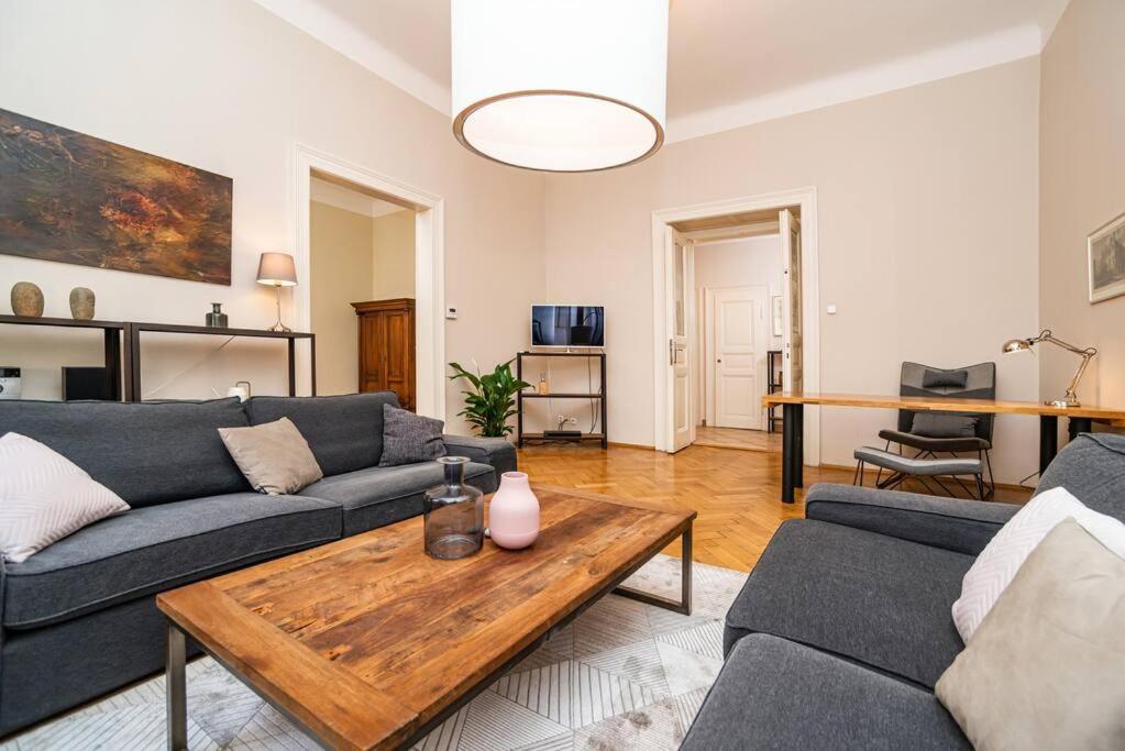 Large And Modern Apartment In The Heart Of Прага Екстериор снимка