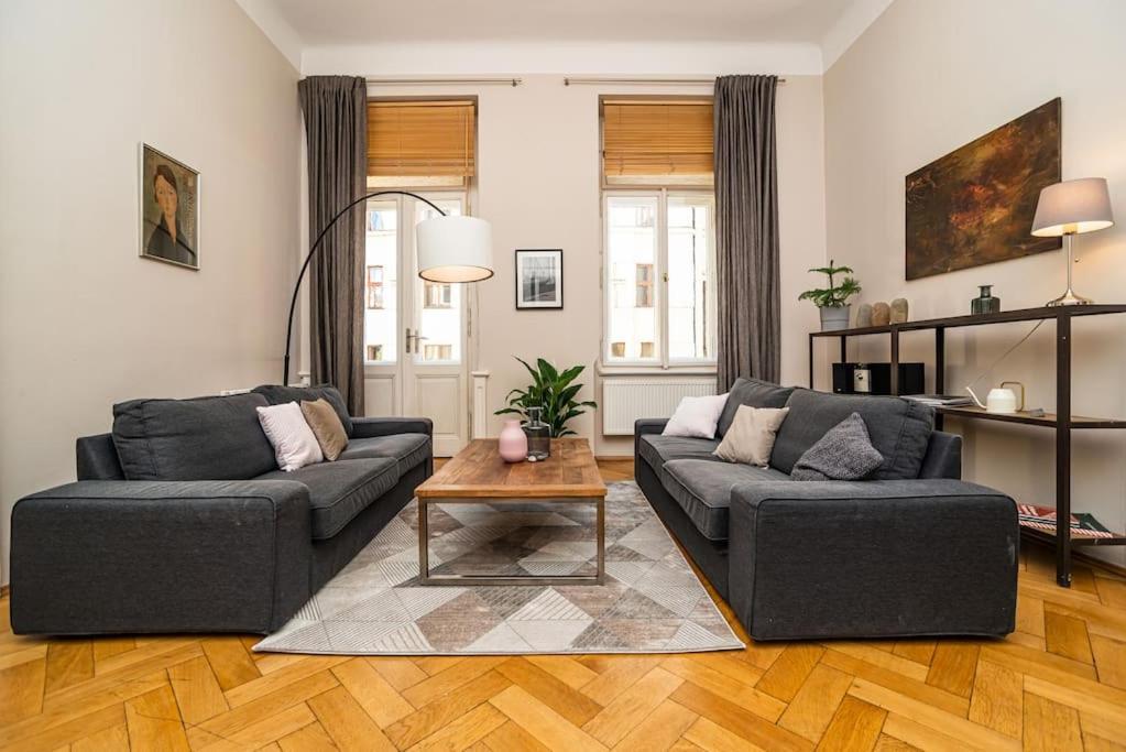 Large And Modern Apartment In The Heart Of Прага Екстериор снимка