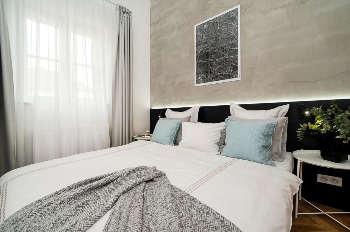 Large And Modern Apartment In The Heart Of Прага Екстериор снимка