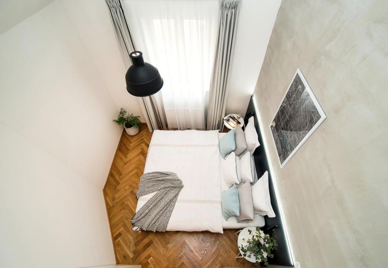 Large And Modern Apartment In The Heart Of Прага Екстериор снимка