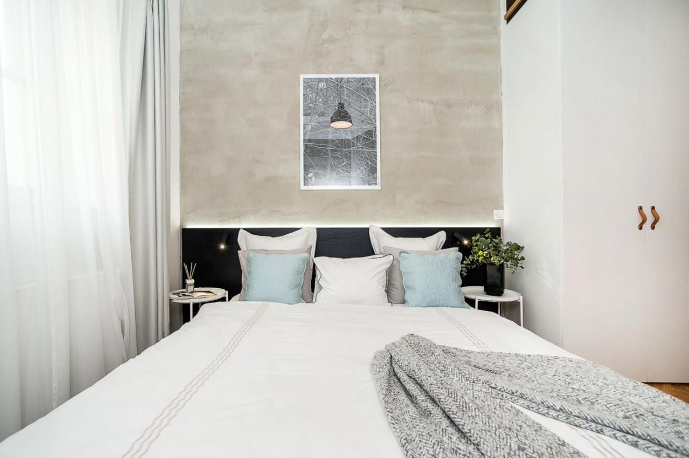 Large And Modern Apartment In The Heart Of Прага Екстериор снимка
