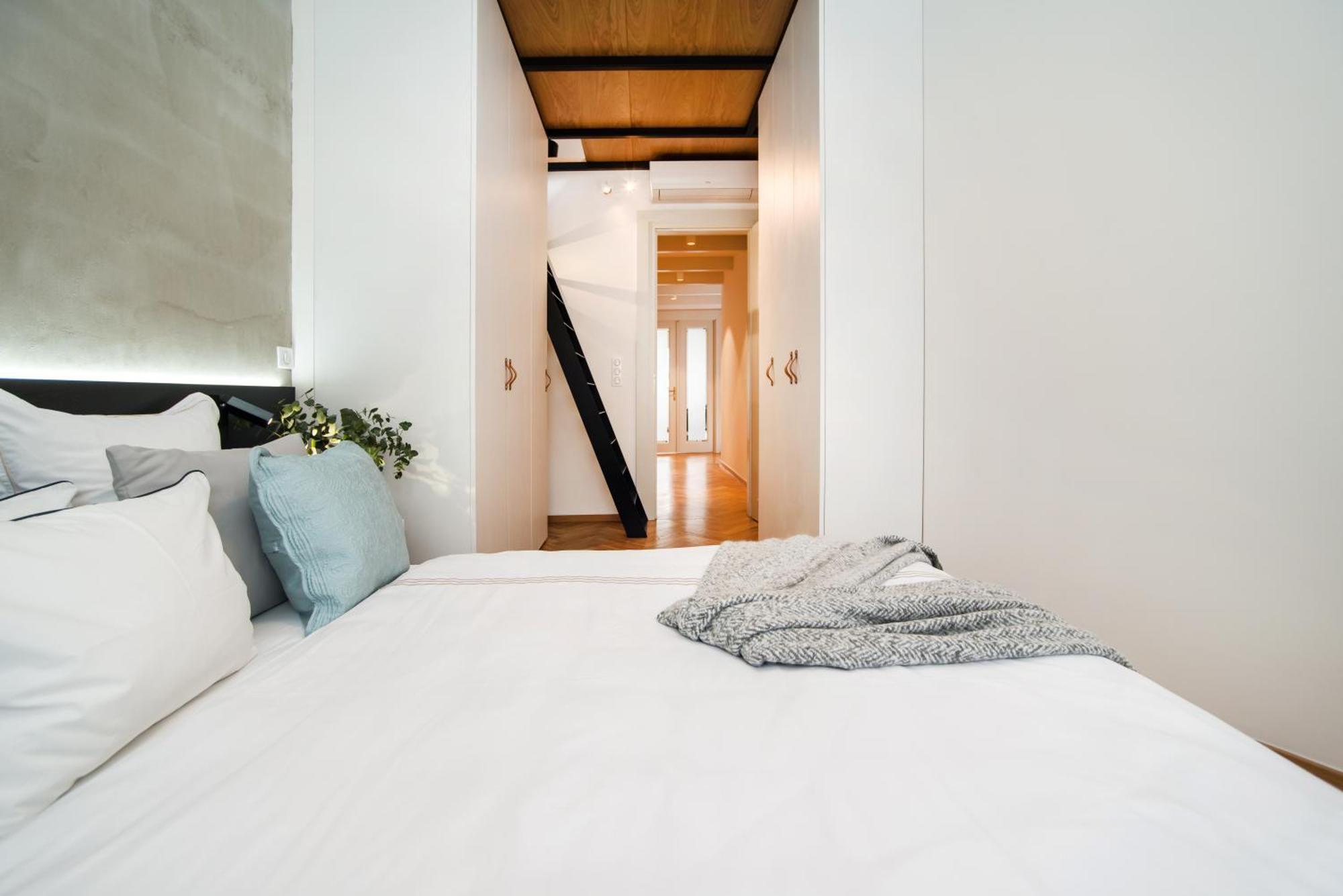 Large And Modern Apartment In The Heart Of Прага Екстериор снимка