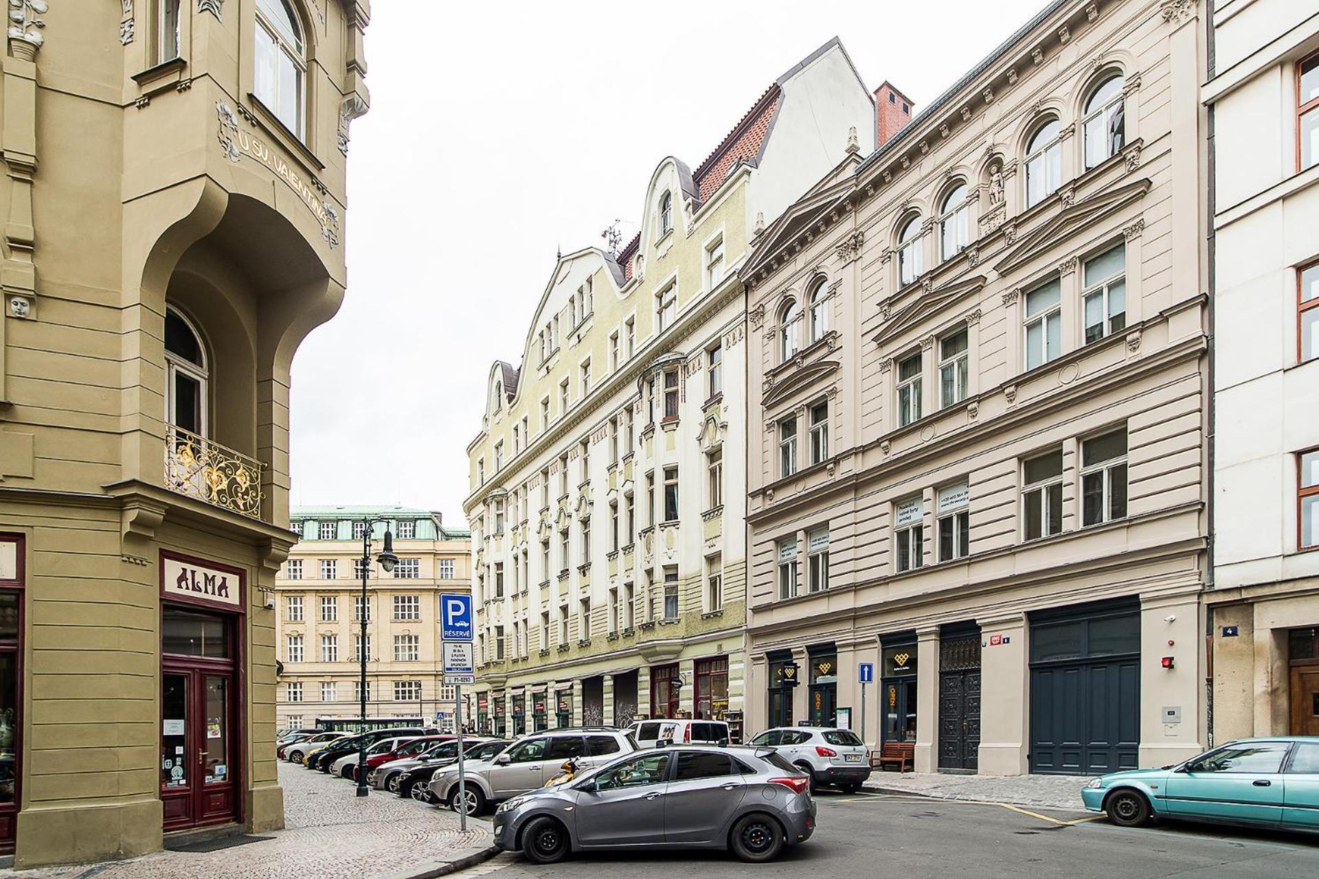 Large And Modern Apartment In The Heart Of Прага Екстериор снимка